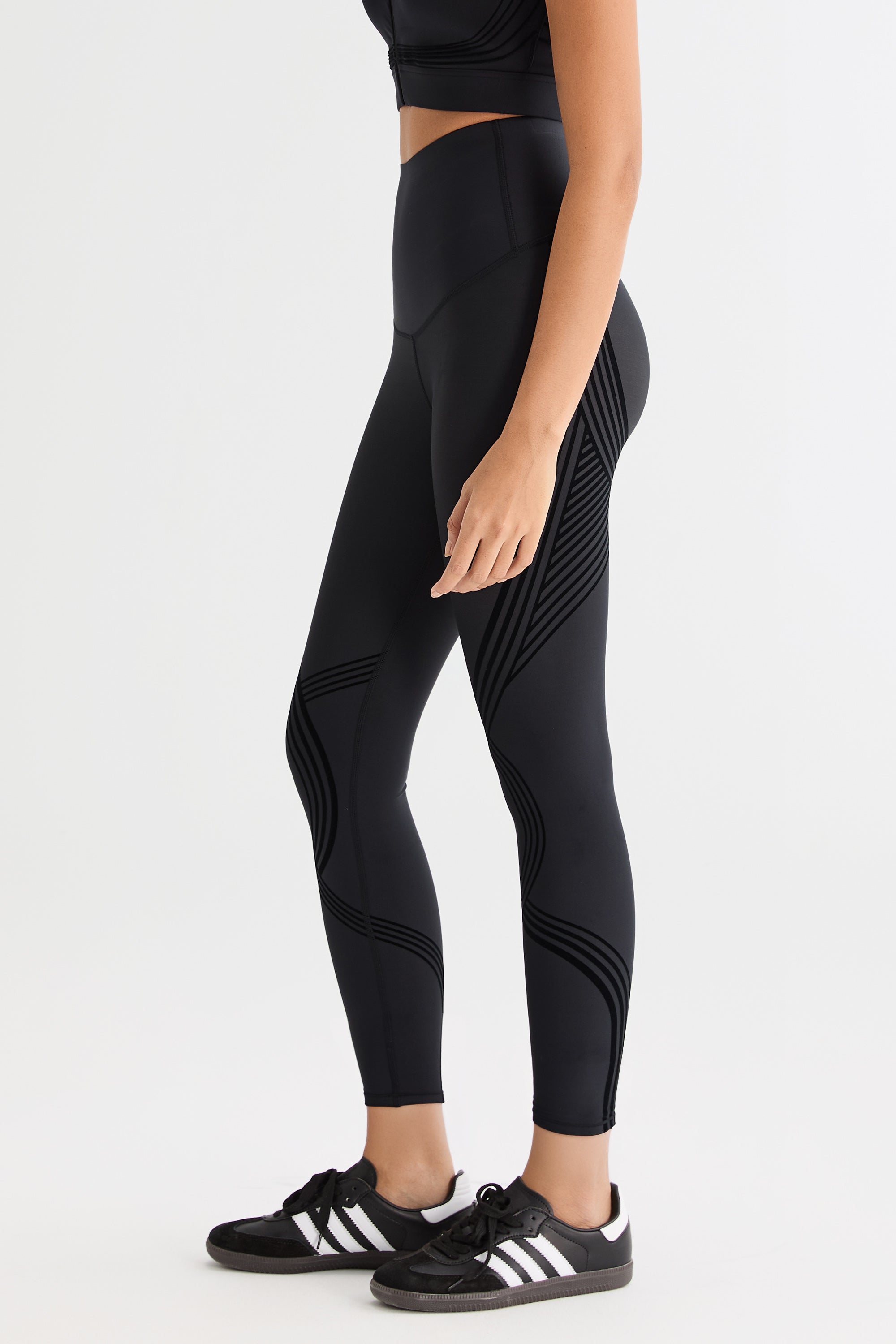 FlexSeam™ High-Waisted Signature 7/8 Leggings #color_black