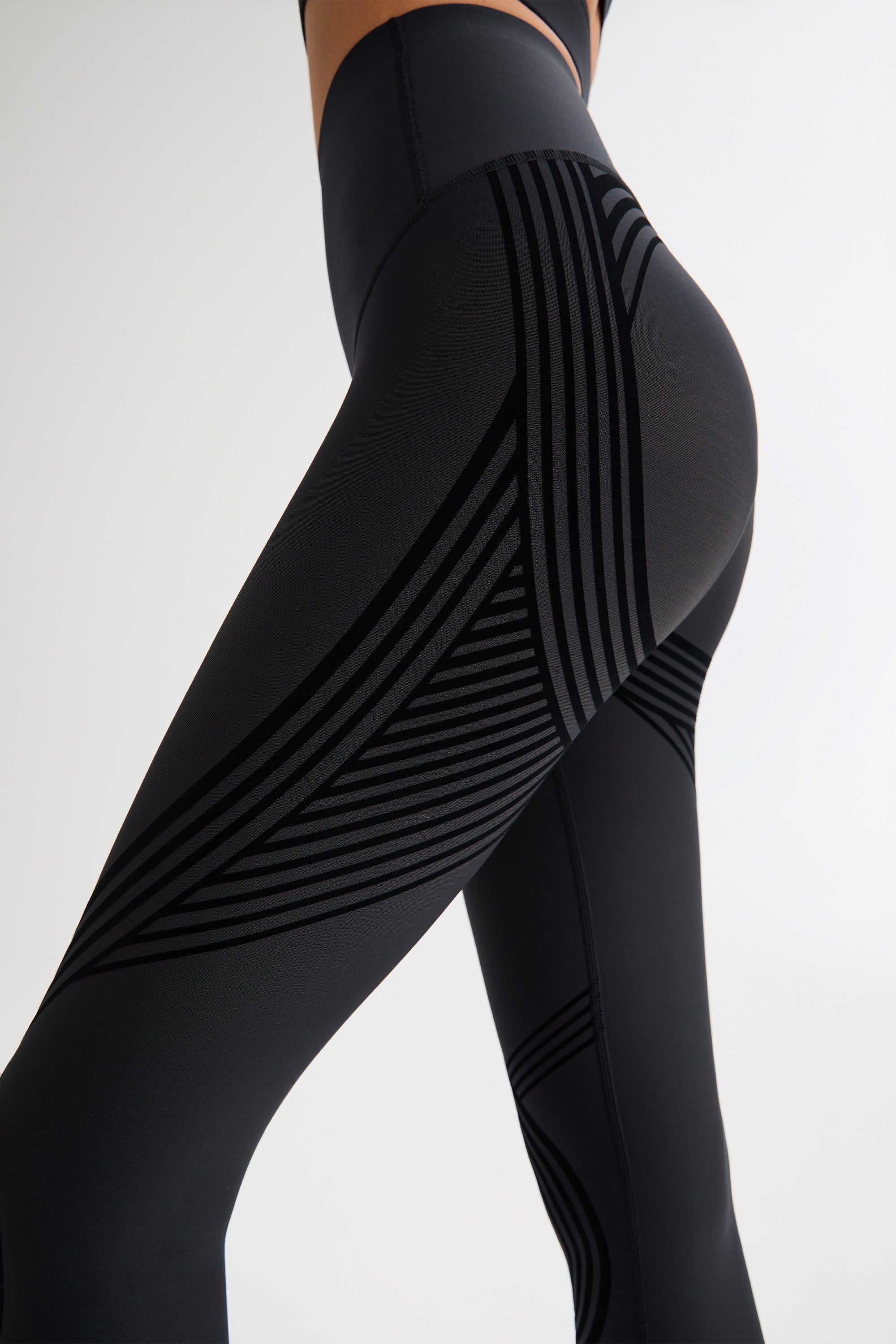FlexSeam™ High-Waisted Signature 7/8 Leggings #color_black