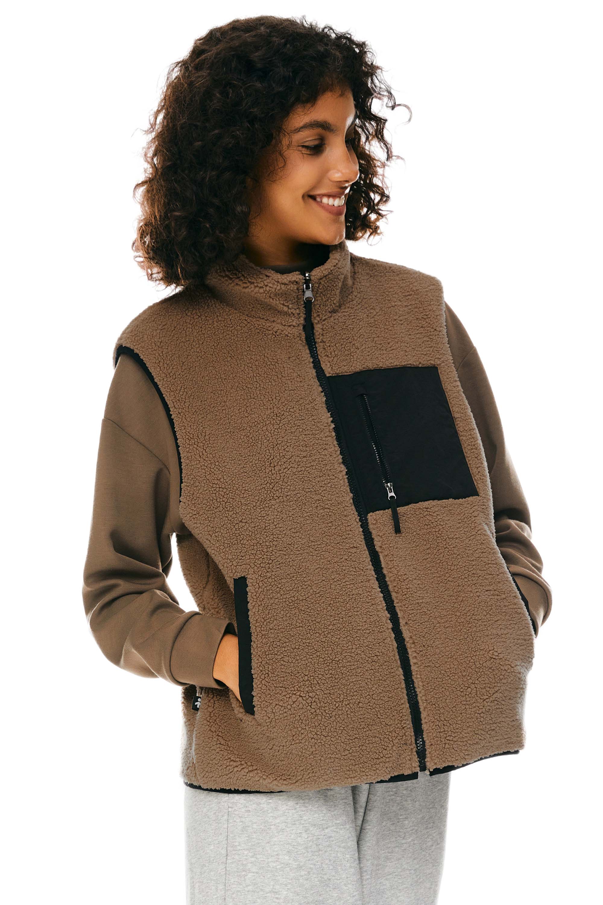 Orolay Fleece Reversible Vest Sherpa with Pockets #color_brown