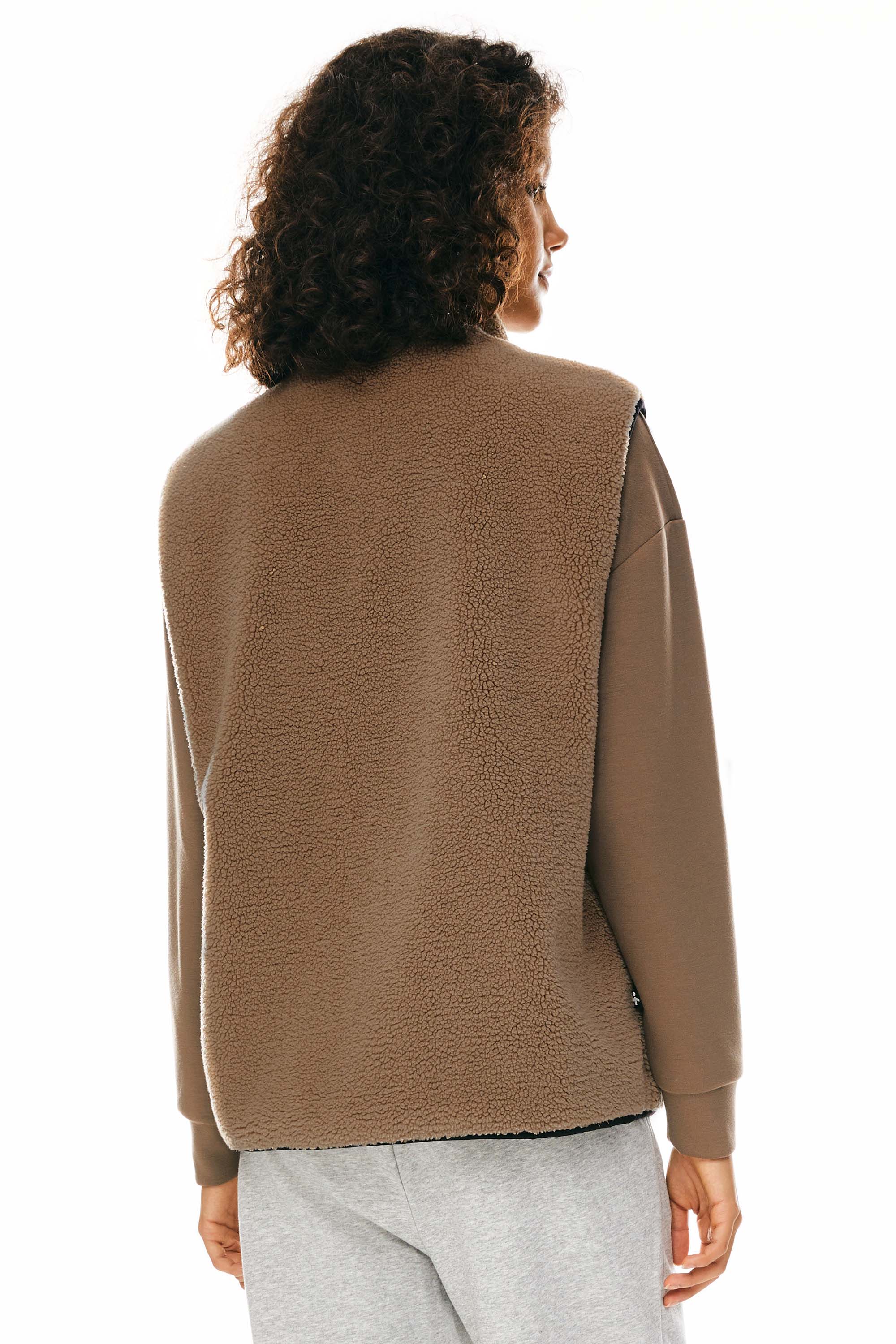 Orolay Fleece Reversible Vest Sherpa with Pockets #color_brown