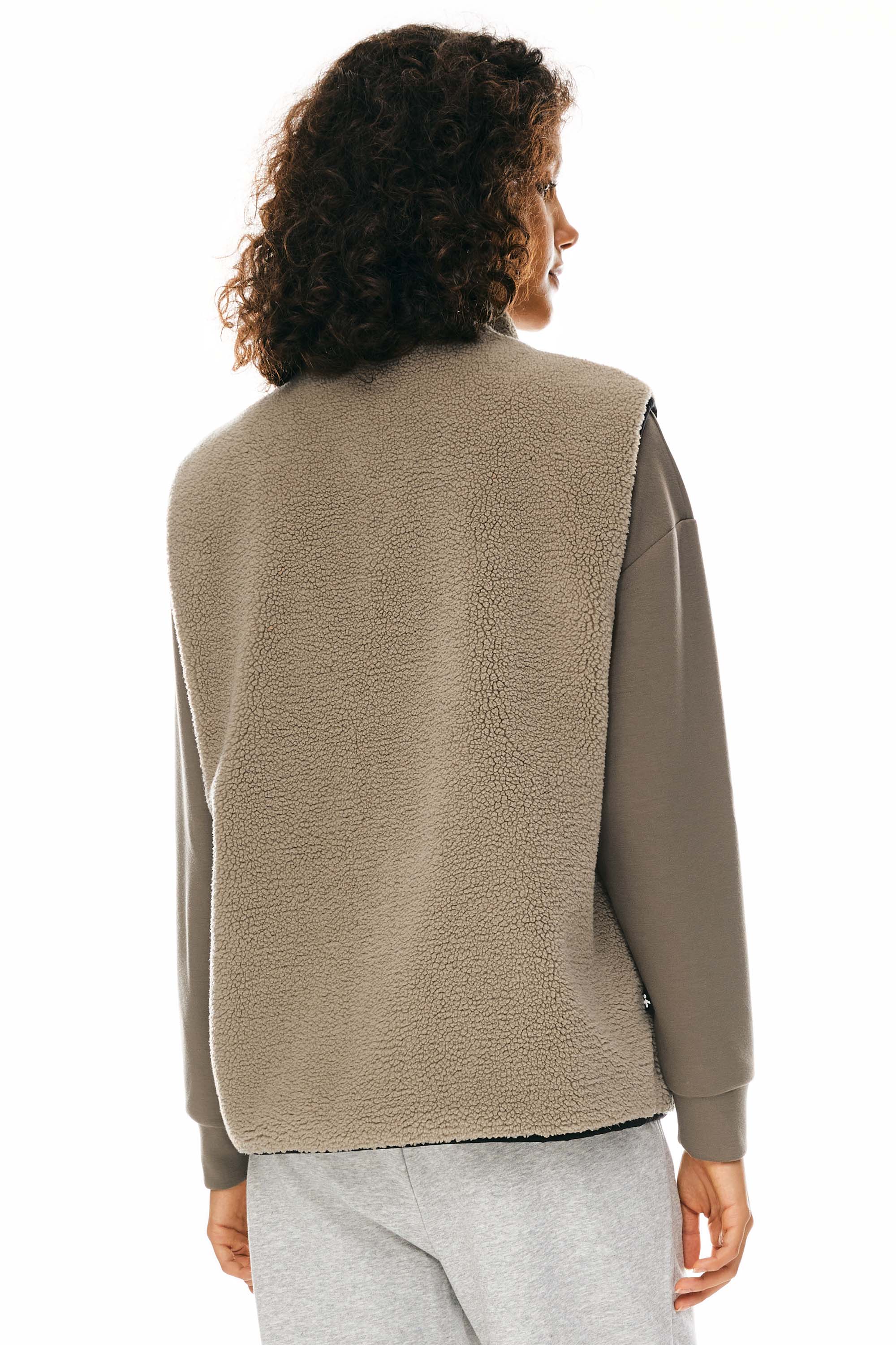 Orolay Fleece Reversible Vest Sherpa with Pockets #color_khaki