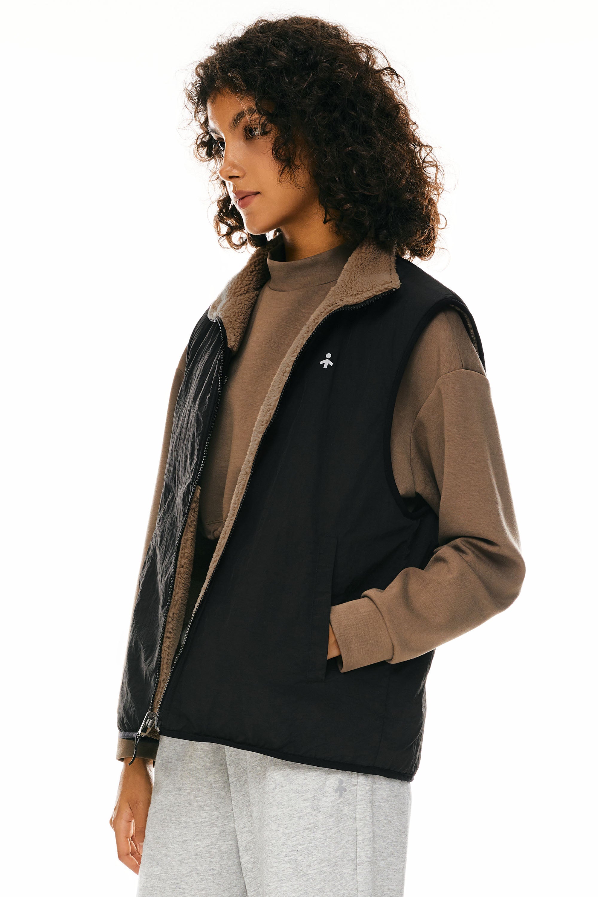 Orolay Fleece Reversible Vest Sherpa with Pockets #color_brown