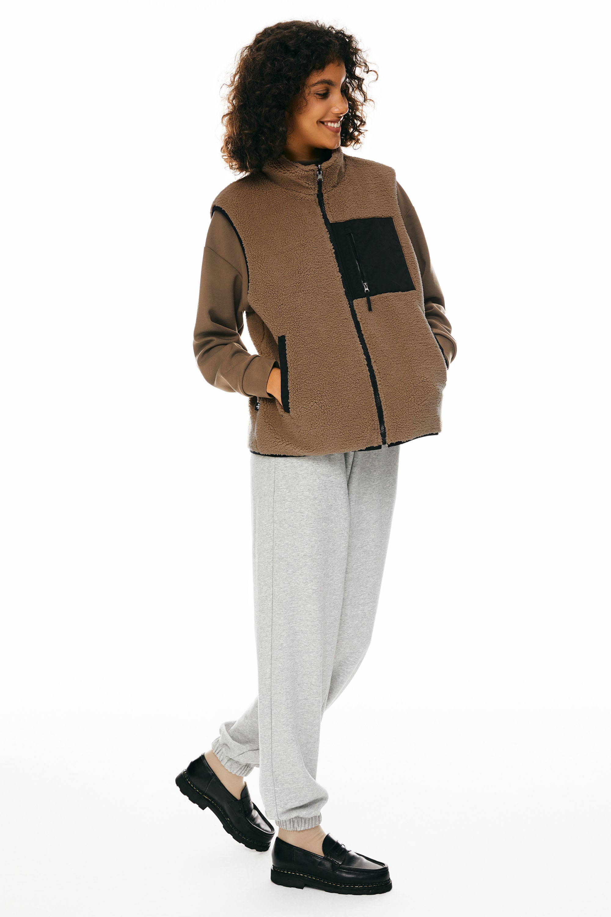 Orolay Fleece Reversible Vest Sherpa with Pockets #color_brown