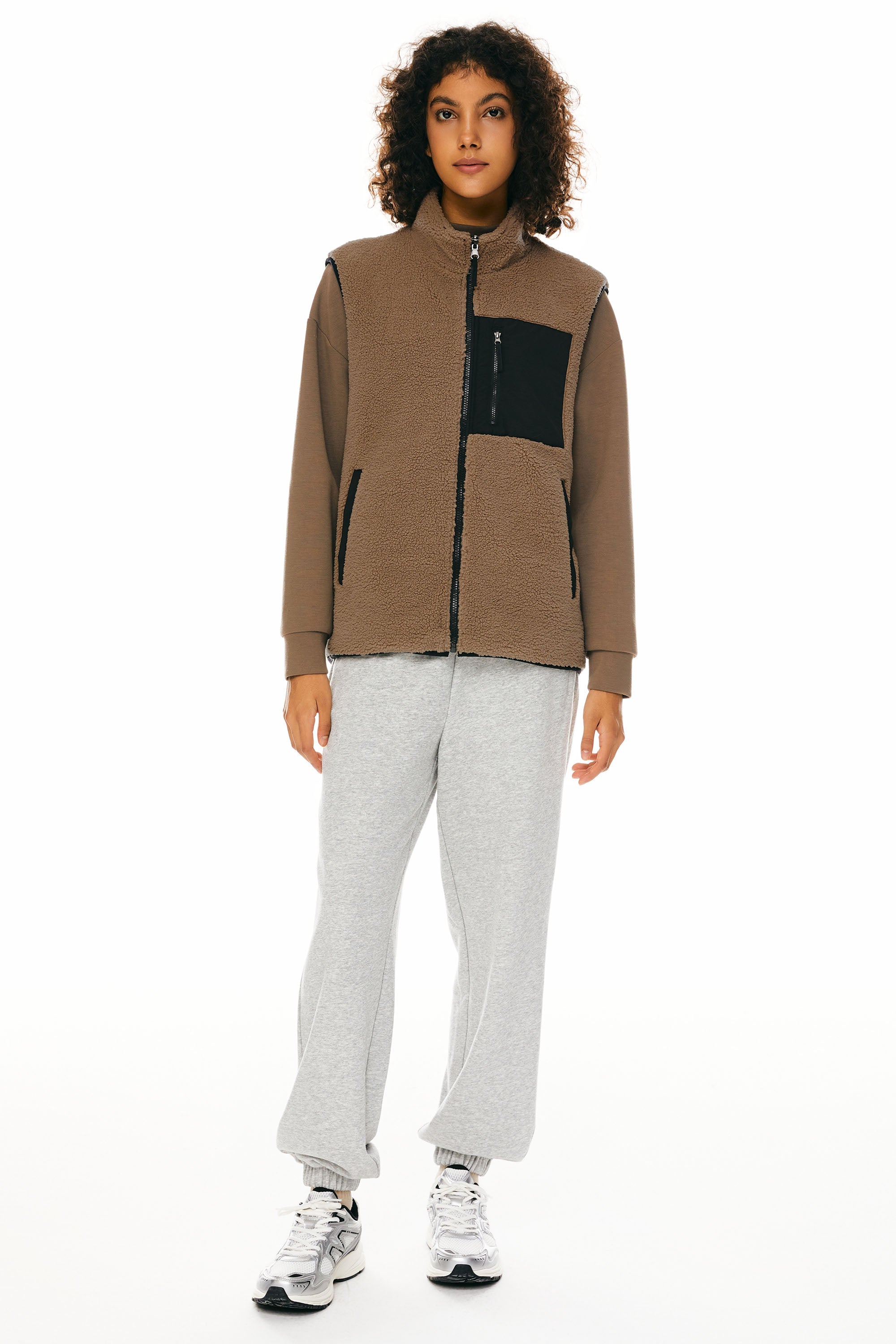 Orolay Fleece Reversible Vest Sherpa with Pockets #color_brown