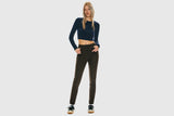 如何搭配紧身牛仔裤：适合任何场合的10种穿搭方式