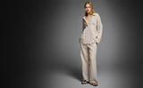 Cómo Lucir Pantalones de Lino para una Elegancia Veraniega Sin Esfuerzo