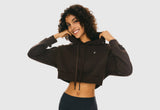 Breezy Aber Gemütlich: Wie du einen kurzen Hoodie bei kühlem Frühlingswetter stylst