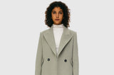 Por qué cada armario necesita un abrigo de lana tipo pea coat este otoño
