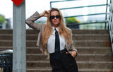 Cómo Lograr un Estilo Pulido con Esta Blazer Corta