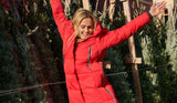Cómo Lucir Estilo Ardiente con una Chaqueta Acolchada Roja este Día de San Valentín
