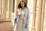 Leinen trifft Trenchcoat: Die perfekte Outfit-Formel für wechselhaftes Wetter