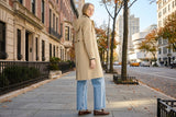 5 Wege, einen Trenchcoat mit abnehmbarer Kapuze im Alltag zu stylen