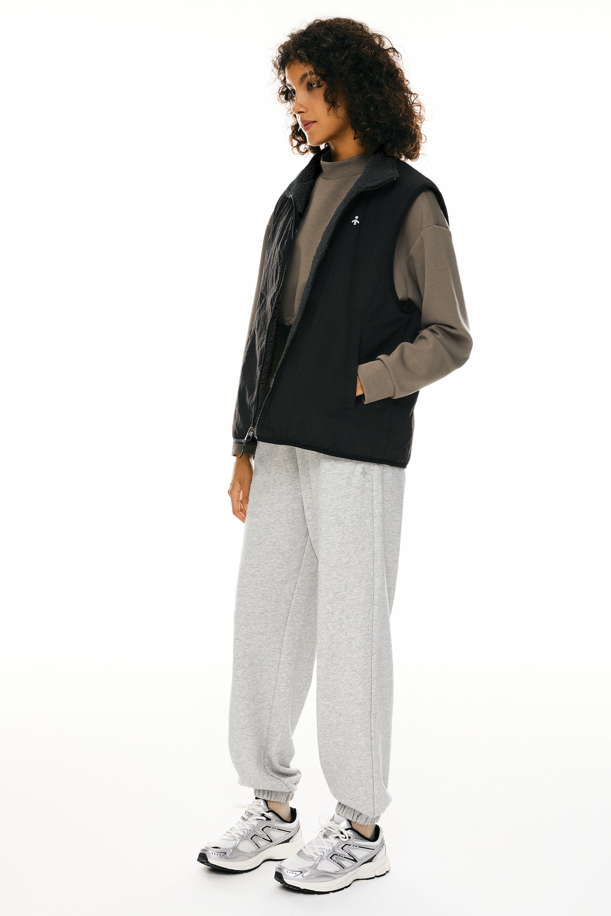 Orolay Fleece Reversible Vest Sherpa with Pockets #color_darkgray